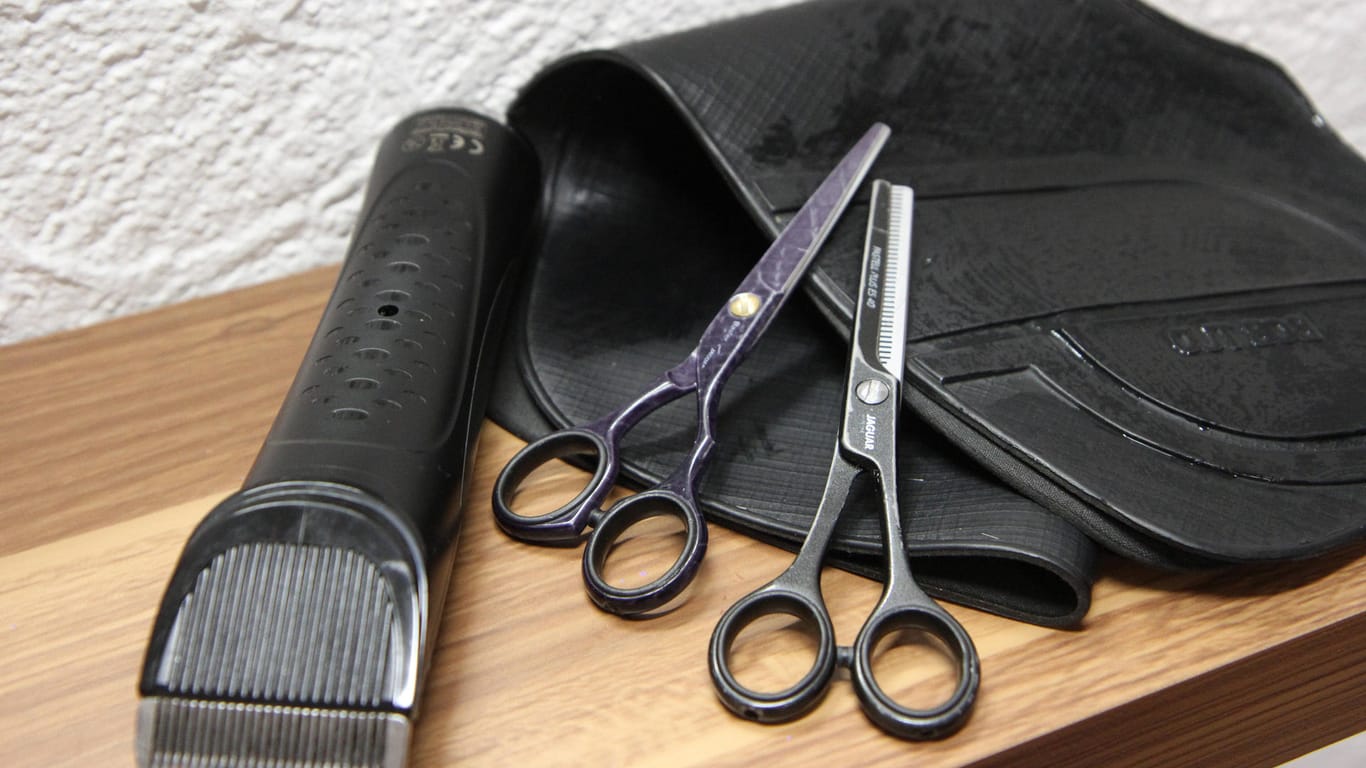 Eine Haarschneidemaschine und weitere Friseur-Utensilien (Symbolbild): In Bielefeld konnte ein 17-Jähriger die Öffnung der Friseursalons scheinbar nicht abwarten.