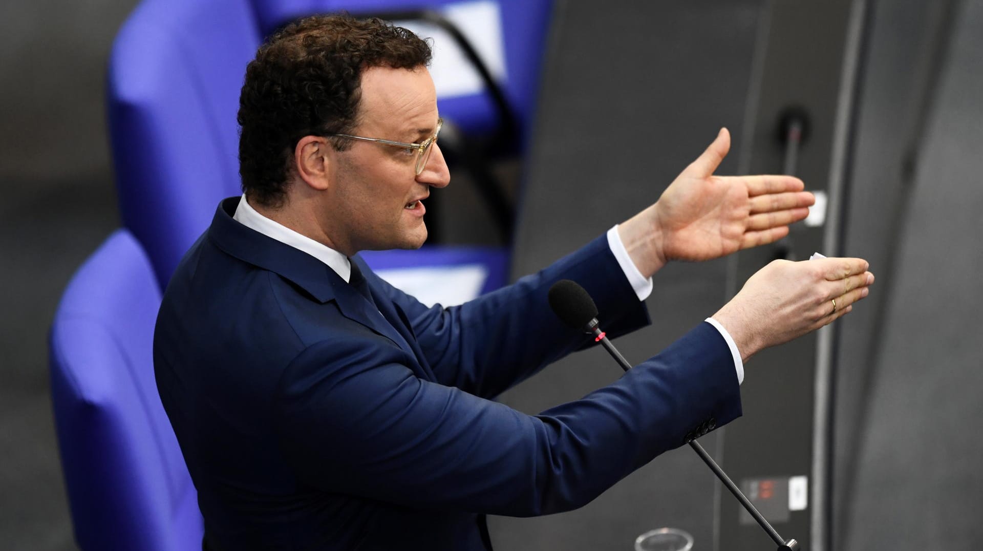 Jens Spahn spricht im Bundestag: Wegen Verzögerungen bei der Verfügbarkeit von Corona-Schnelltests geriert Spahn zuletzt in die Kritik.
