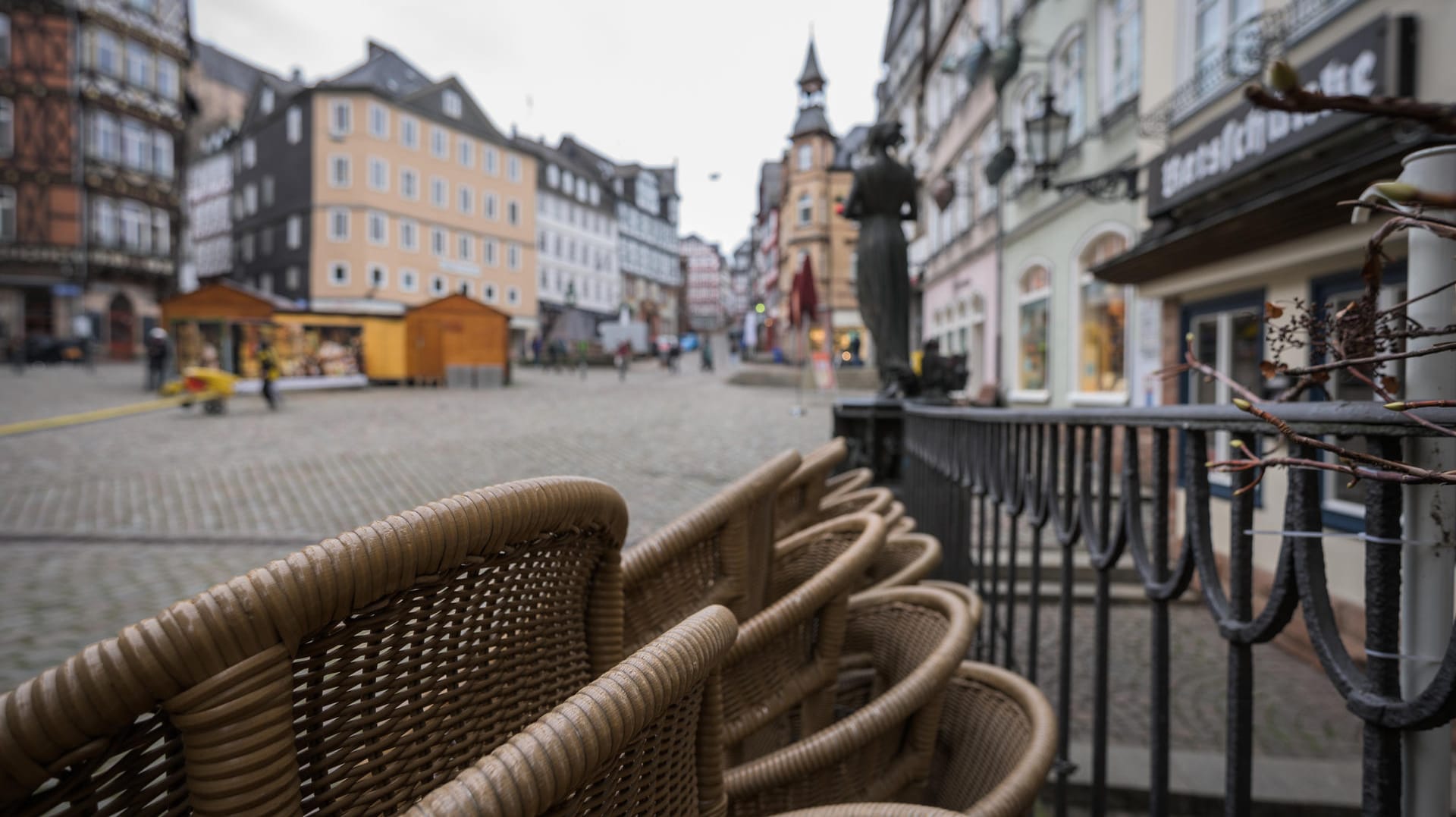 Der leere Marktplatz in Marburg (Hessen): Das Bundesland hofft auf Lockerungen für den Einzelhandel und der Gastronomie.