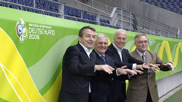 Das Präsidium des OK für die Fußball-WM 2006(l-r): Vizepräsident Wolfgang Niersbach, Vizepräsident Theo Zwanziger, Präsident Franz Beckenbauer und der 1.