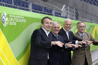 Das Präsidium des OK für die Fußball-WM 2006(l-r): Vizepräsident Wolfgang Niersbach, Vizepräsident Theo Zwanziger, Präsident Franz Beckenbauer und der 1.
