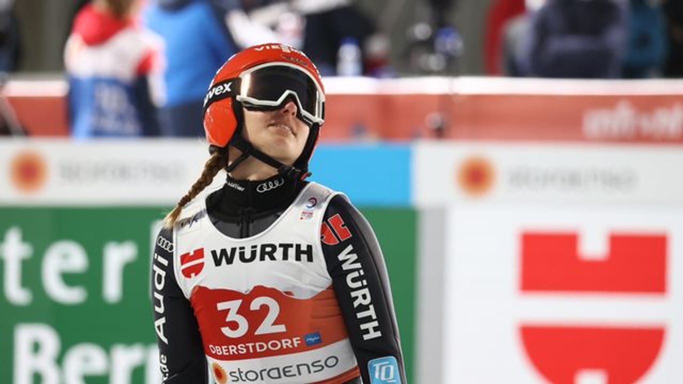 Kam als beste deutsche Springerin nur auf Rang zehn: Katharina Althaus reagiert nach dem Sprung.