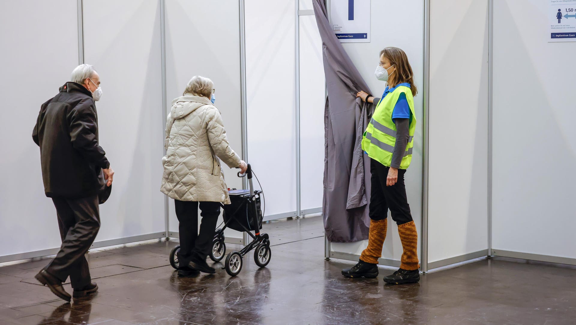 Impfzentrum: In Ostdeutschland ist der Anteil der Menschen, die zur Risikogruppe gehören am Höchsten (Symbolbild).