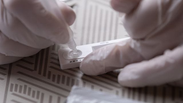 Corona-Schnelltests sollen das Leben in Deutschland wieder etwas normalisieren. Corona-Schnelltests sollen das Leben in Deutschland wieder etwas normalisieren.