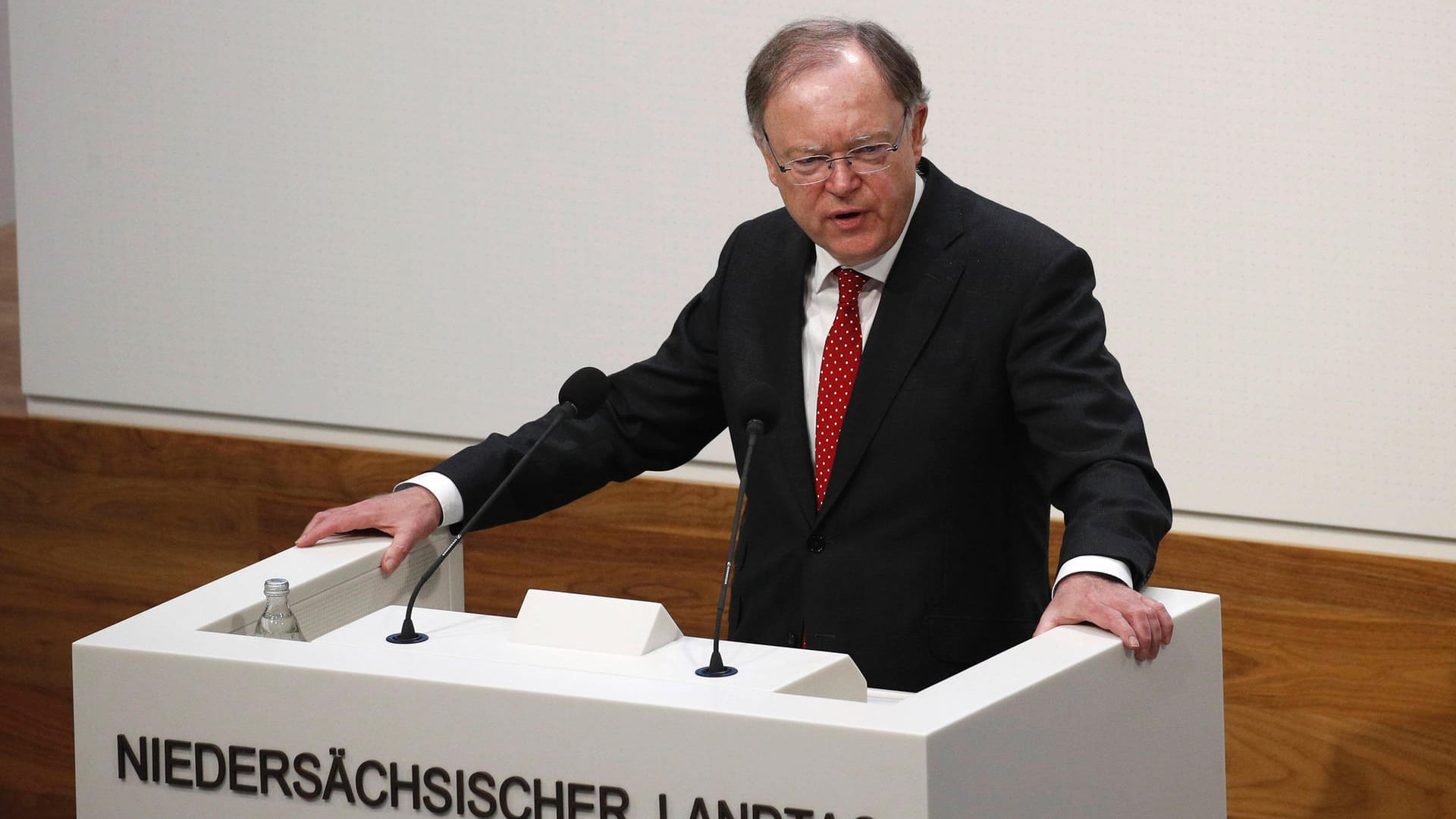 Niedersachsens Ministerpräsident Stephan Weil: In seiner Lieblings-Vorstellung zur Corona-Bekämpfung setzt er auf die Corona-Warn-App. Niedersachsens Ministerpräsident Stephan Weil: In seiner Lieblings-Vorstellung zur Corona-Bekämpfung setzt er auf die Corona-Warn-App.