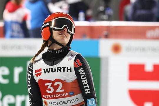 Kam als beste deutsche Springerin nur auf Rang zehn: Katharina Althaus reagiert nach dem Sprung.