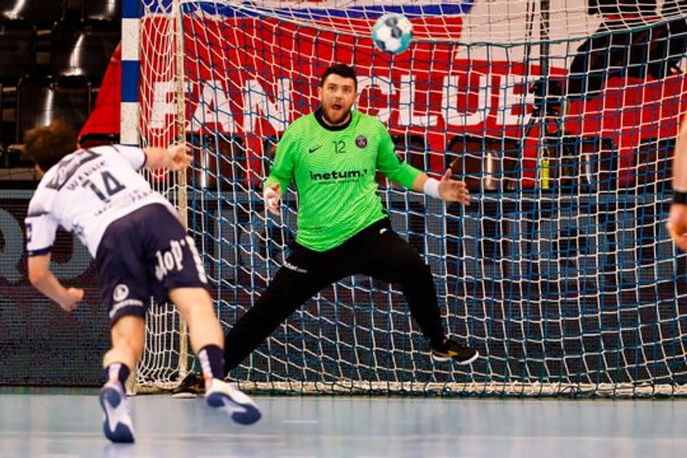 Flensburgs Hampus Wanne (l) verwandelt einen Siebenmeter gegen den Pariser Torwart Yann Genty.