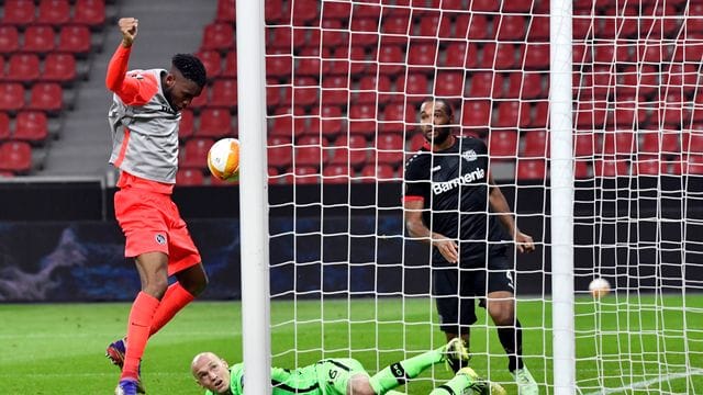 Nach einem Fangfehler von Leverkusens Torwart Niklas Lomb braucht Jordan Siebatcheu (l) nur noch zum 1:0 für Young Boys Bern einzunicken. Nach einem Fangfehler von Leverkusens Torwart Niklas Lomb braucht Jordan Siebatcheu (l) nur noch zum 1:0 für Young Boys Bern einzunicken.