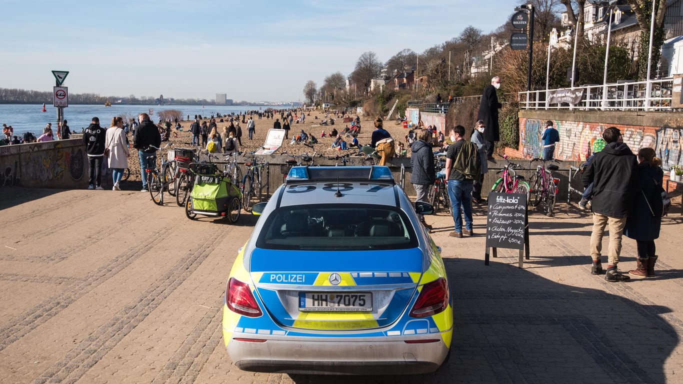 Ein Streifenwagen der Polizei parkt am Zugang zum Elbstrand Övelgönne (Symbolbild): In Hamburg hat es am Mittwoch mehrere Menschenansammlungen gegeben.
