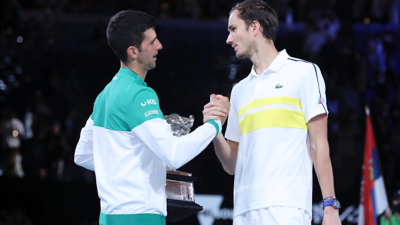 Tennis-Stars Djokovic (l.) und Medvedev nach dem Finale bei den Australian Open: Bei jedem engeren Kontakt wird in Corona-Zeiten genauer hingeschaut.