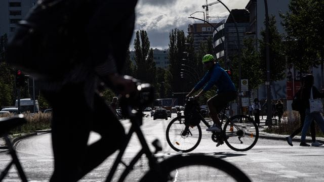 Verlassen Radfahrer den Bürgersteig, um sich auf der Straße einzuordnen, gilt für sie die Sorgfaltspflicht.