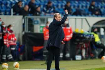 Kann das Europa-Aus nicht verhindern: Hoffenheims Trainer Sebastian Hoeneß gestikuliert an der Seitenlinie.