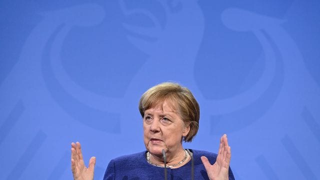 Kanzlerin Angela Merkel dämpft die Hoffnung auf schnelle Lockerungen in der Corona-Pandemie. Kanzlerin Angela Merkel dämpft die Hoffnung auf schnelle Lockerungen in der Corona-Pandemie.