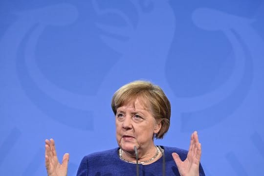 Kanzlerin Angela Merkel dämpft die Hoffnung auf schnelle Lockerungen in der Corona-Pandemie.