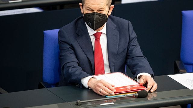 Bundesfinanzminister Olaf Scholz verfolgt die Debatte im Bundestag. Bundesfinanzminister Olaf Scholz verfolgt die Debatte im Bundestag.