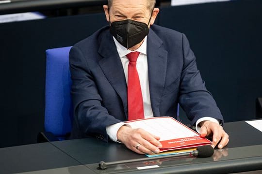 Bundesfinanzminister Olaf Scholz verfolgt die Debatte im Bundestag.