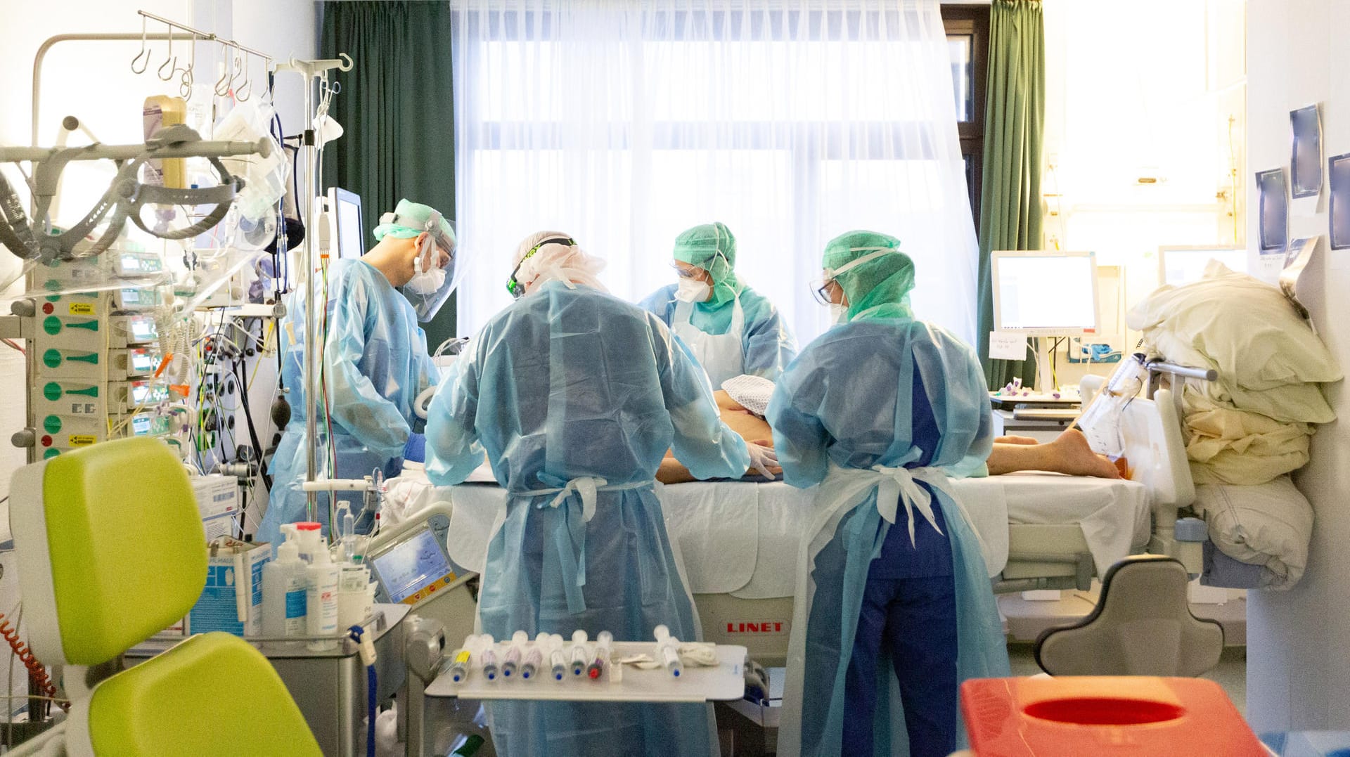 Behandlung eines Corona-Patienten auf der Intensivstation: Aktuell steigt die Zahl der Neuinfizierten wieder an (Symbolbild). Behandlung eines Corona-Patienten auf der Intensivstation: Aktuell steigt die Zahl der Neuinfizierten wieder an (Symbolbild).