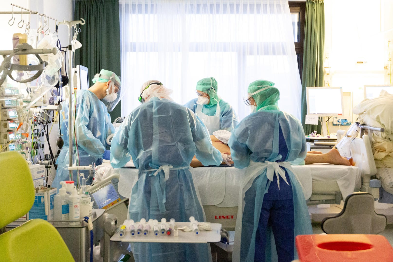 Behandlung eines Corona-Patienten auf der Intensivstation: Aktuell steigt die Zahl der Neuinfizierten wieder an (Symbolbild).