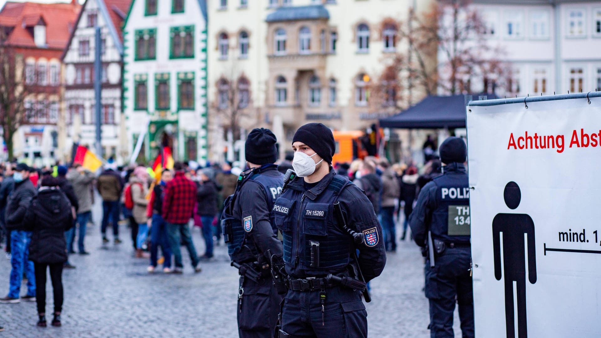 Polizisten stehen bei einer Demo gegen die Corona-Maßnahmen auf dem Domplatz: Eine Großversammlung mit bis zu 10.000 Teilnehmern wurde verboten.