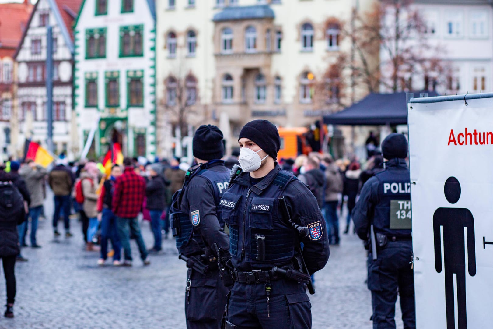 Polizisten stehen bei einer Demo gegen die Corona-Maßnahmen auf dem Domplatz: Eine Großversammlung mit bis zu 10.000 Teilnehmern wurde verboten.