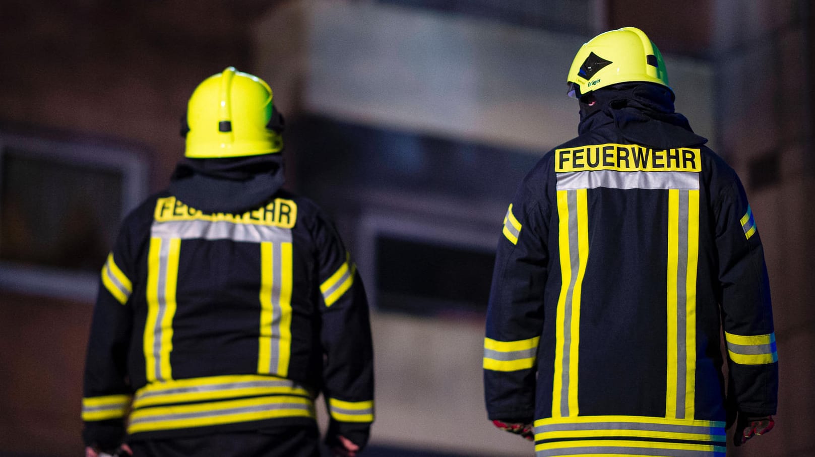 Erst nachdem die Einsatzkräfte das Feuer gelöscht hatten, entdeckten sie den schlafenden Bewohner (Archivbild). Erst nachdem die Einsatzkräfte das Feuer gelöscht hatten, entdeckten sie den schlafenden Bewohner (Archivbild).