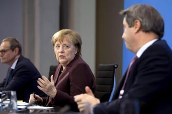 Müller, Merkel und Söder: Am 3. März beraten Bund und Länder wieder, wie es mit den Corona-Maßnahmen weiter gehen soll (Archivbild).