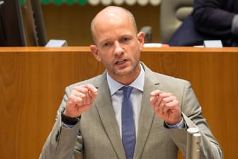 Ralph Bombis im Landtag (Archivbild): Am Donnerstag ist der FDP-Politiker von all seinen Parteiämtern zurückgetretene.