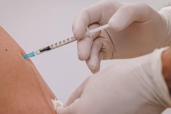 Impfung in einer Arztpraxis: Sie soll flächendeckend spätestens ab Mai beginnen.