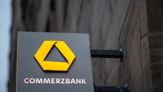 Das Logo der Commerzbank hängt an der Außenfassade einer Filiale