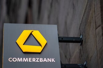 Das Logo der Commerzbank hängt an der Außenfassade einer Filiale