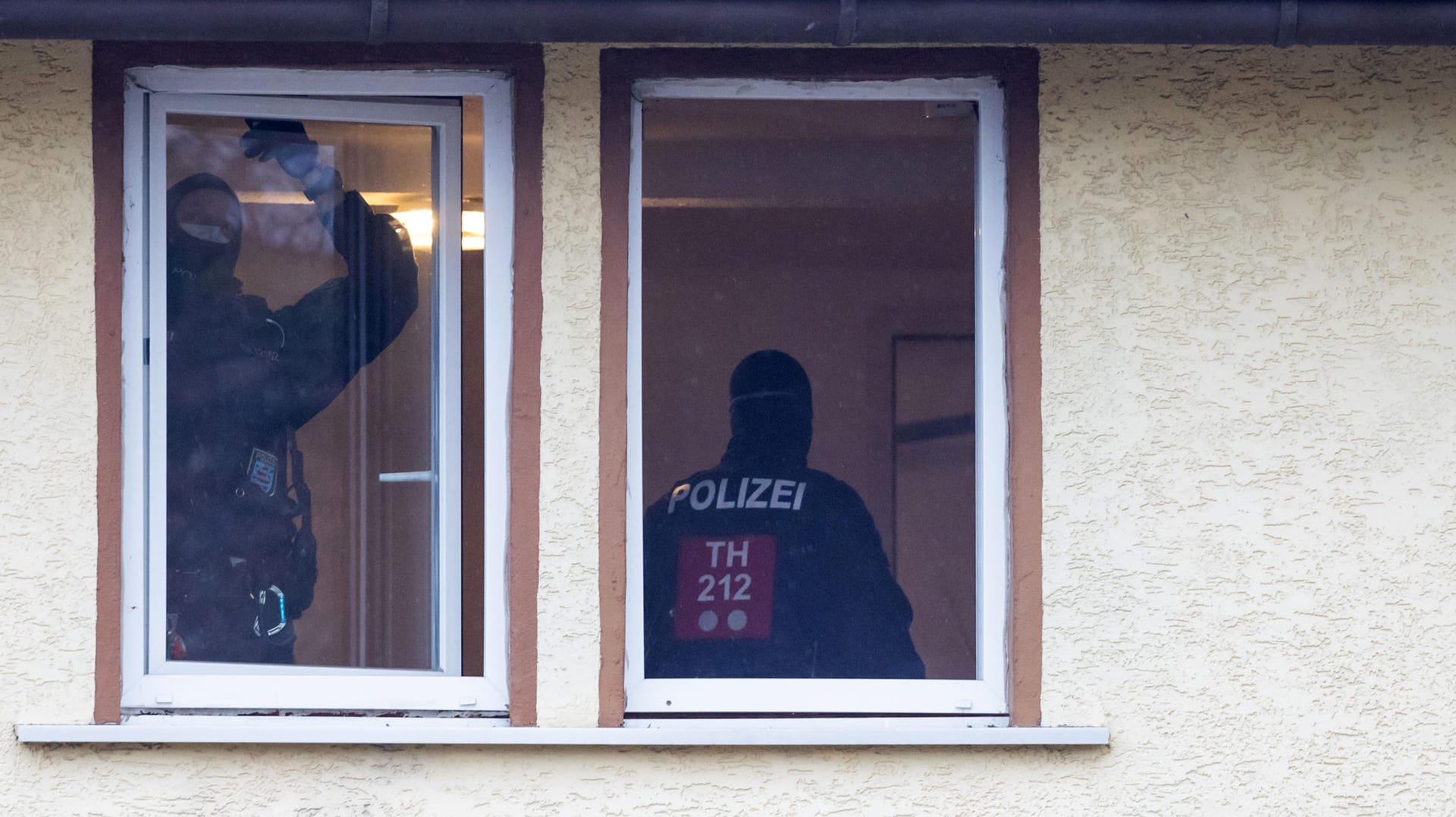 Ballstädt in Thüringen: Polizisten durchsuchen ein verdächtiges Haus nach Beweismitteln. Ballstädt in Thüringen: Polizisten durchsuchen ein verdächtiges Haus nach Beweismitteln.