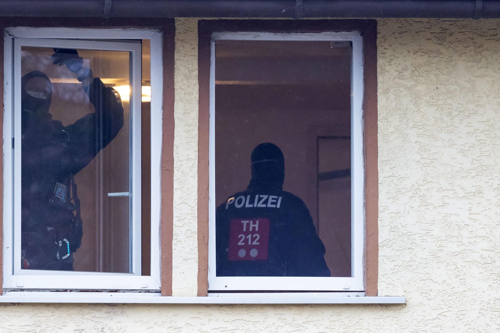 Ballstädt in Thüringen: Polizisten durchsuchen ein verdächtiges Haus nach Beweismitteln.