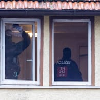 Ballstädt in Thüringen: Polizisten durchsuchen ein verdächtiges Haus nach Beweismitteln.