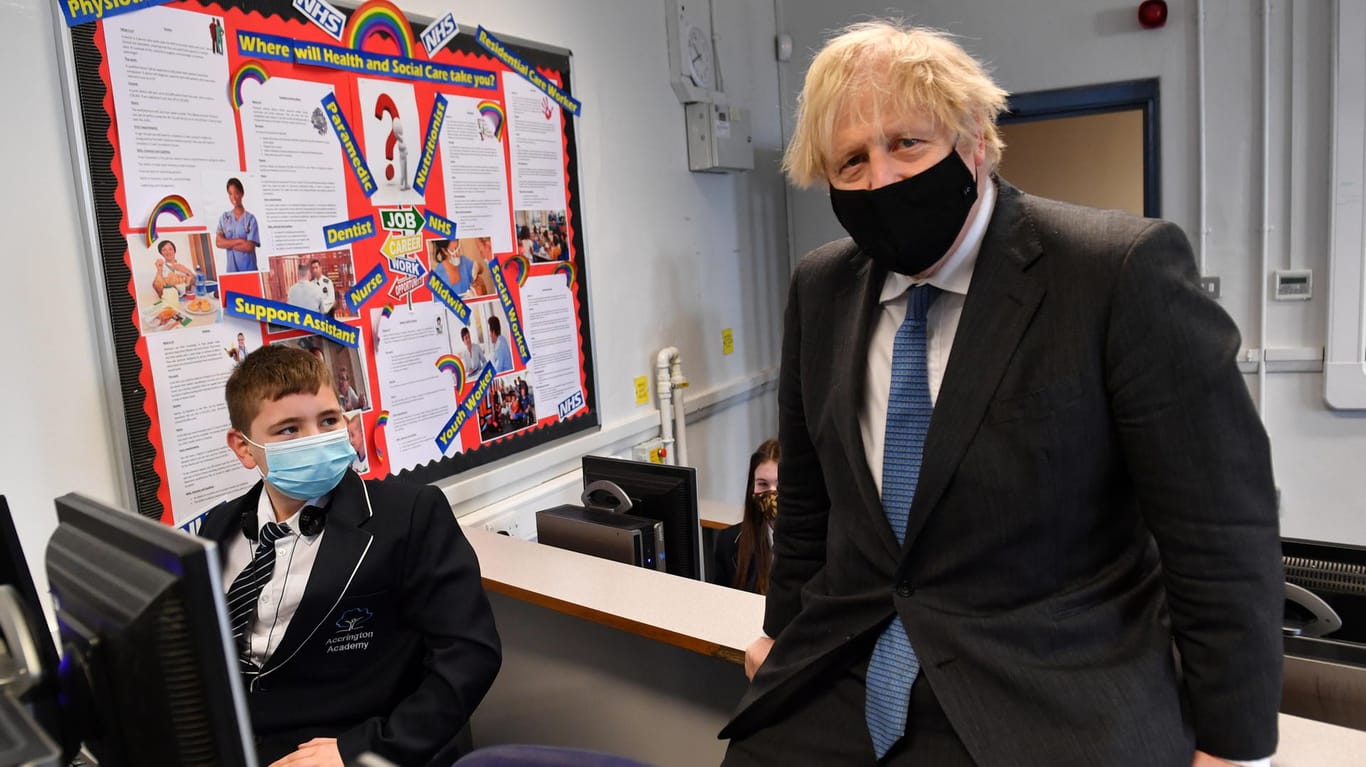 Boris Johnson bei seinem Besuch der Accrington Academy: “Ich hatte das Gefühl, dass ich anfangen musste, mehr beizutragen".