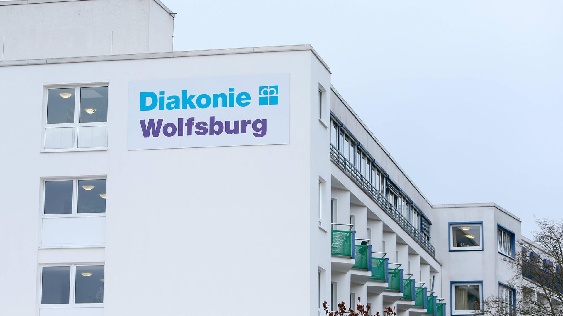 "Diakonie Wolfsburg" steht auf einem Schild am Emmaus Heim: Der Verband bedauert die Entscheidung der Caritas.