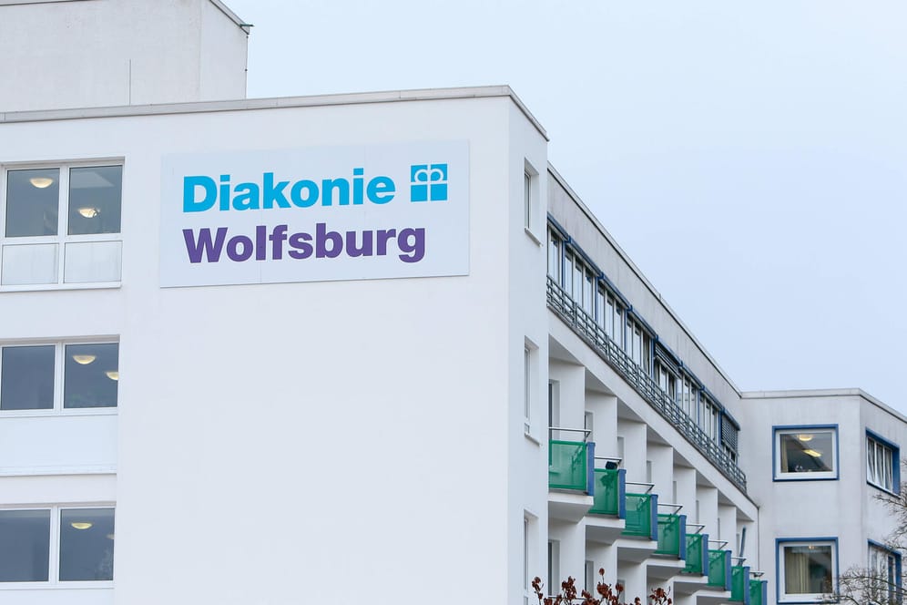 "Diakonie Wolfsburg" steht auf einem Schild am Emmaus Heim: Der Verband bedauert die Entscheidung der Caritas.