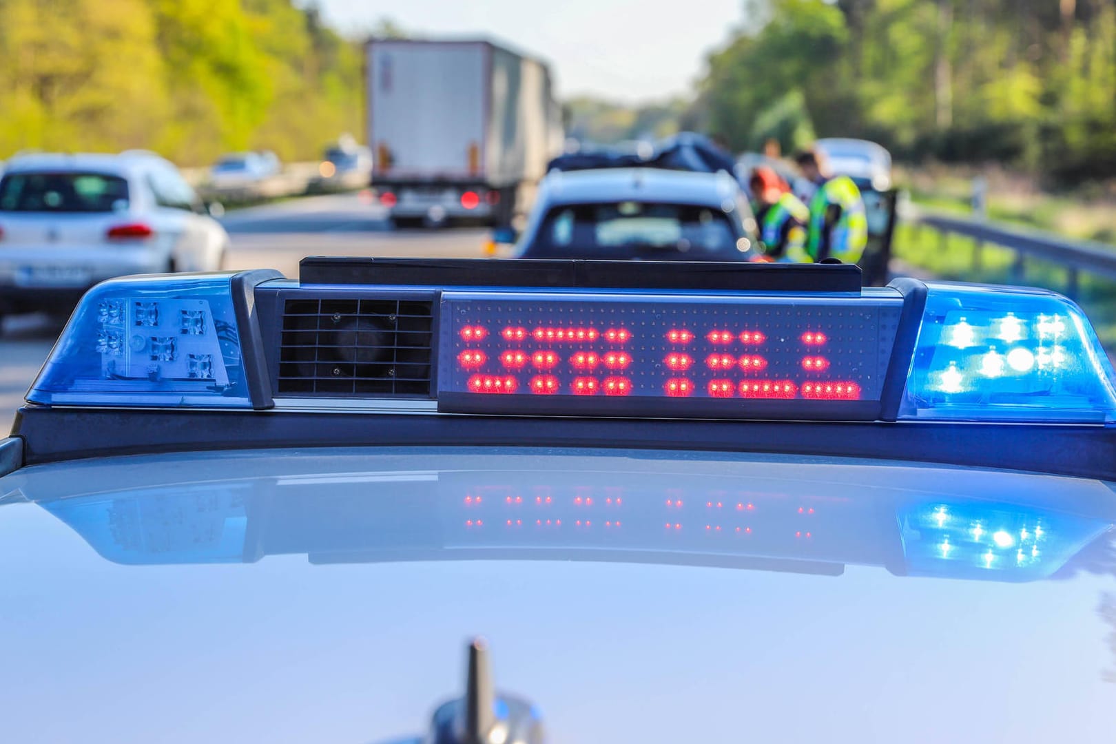 Polizeieinsatz auf der Autobahn (Symbolbild): Nach einem Unfall auf der A5 bei Kronau hat die Polizei fast 100 Verstöße gegen die Rettungsgassen-Pflicht gehandet.