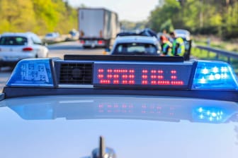 Polizeieinsatz auf der Autobahn (Symbolbild): Nach einem Unfall auf der A5 bei Kronau hat die Polizei fast 100 Verstöße gegen die Rettungsgassen-Pflicht gehandet.