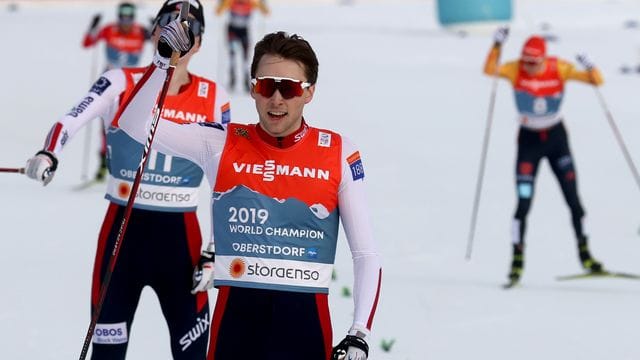 Jarl Magnus Riiber (vorn) aus Norwegen jubelt über seinen Sieg, Eric Frenzel (hinten, r) läuft als Vierter ins Ziel. Jarl Magnus Riiber (vorn) aus Norwegen jubelt über seinen Sieg, Eric Frenzel (hinten, r) läuft als Vierter ins Ziel.