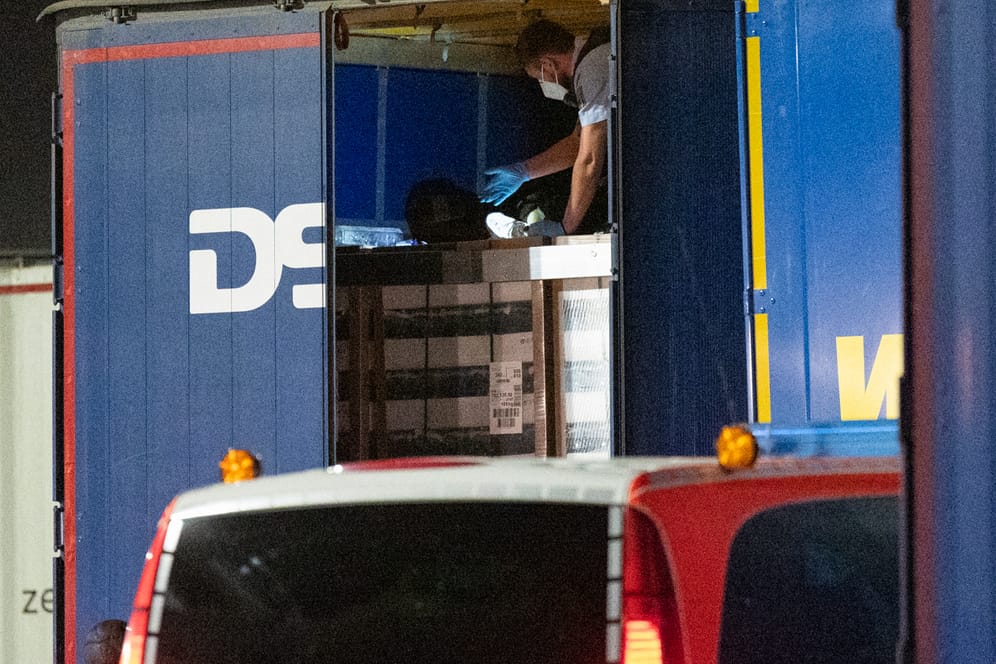 Ein Polizist untersucht die Ladefläche eines Lastwagens: Hier waren Kinder und Jugendliche aus Afghanistan entdeckt worden.