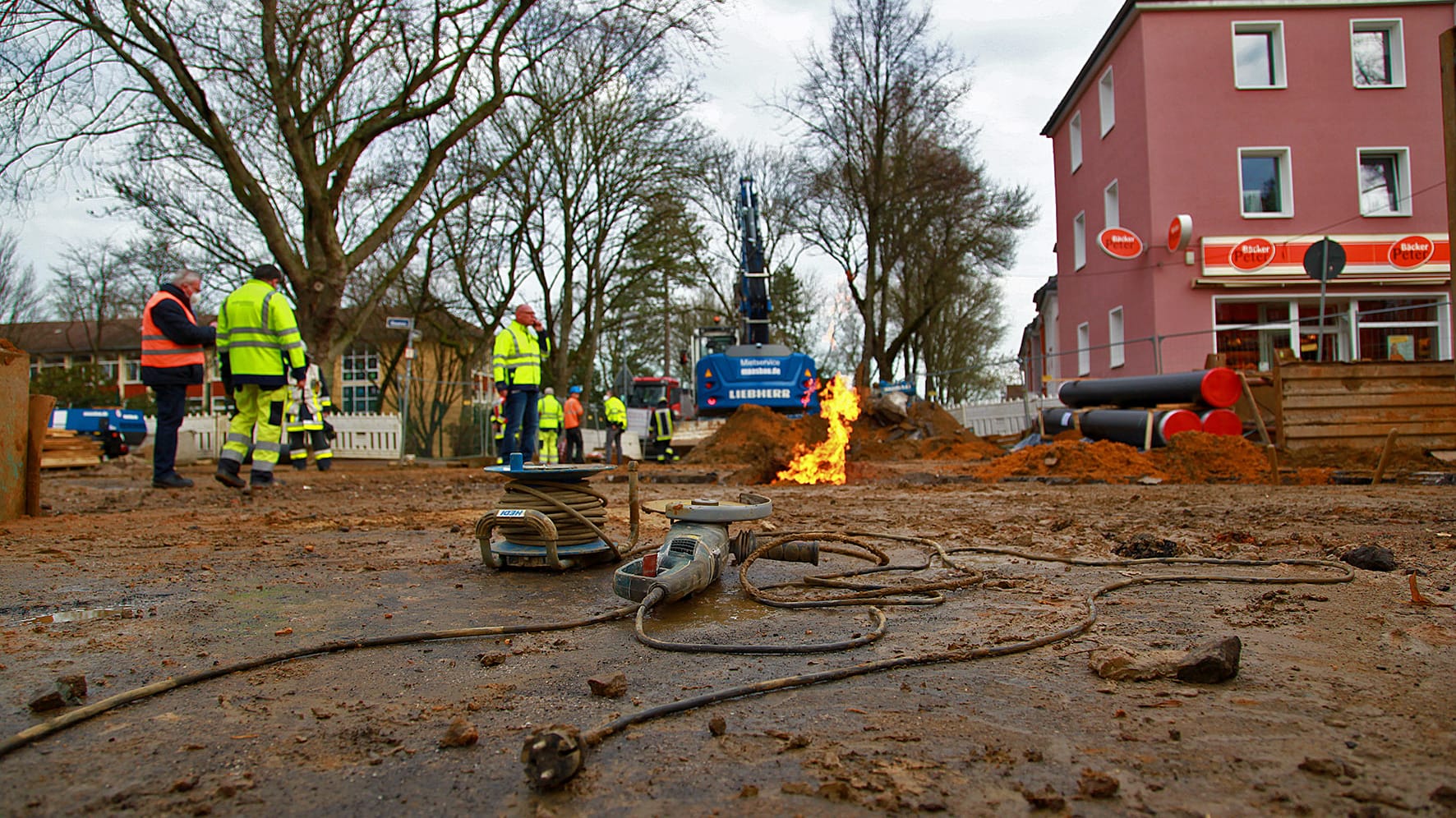 Die Gasflamme brennt: Stadtwerke und Feuerwehr Essen sind im Einsatz. Die Gasflamme brennt: Stadtwerke und Feuerwehr Essen sind im Einsatz.