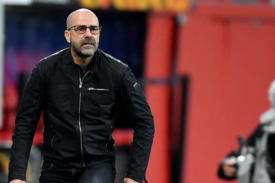 Trainer Peter Bosz ist mit Bayer Leverkusen aus der Europa League ausgeschieden.