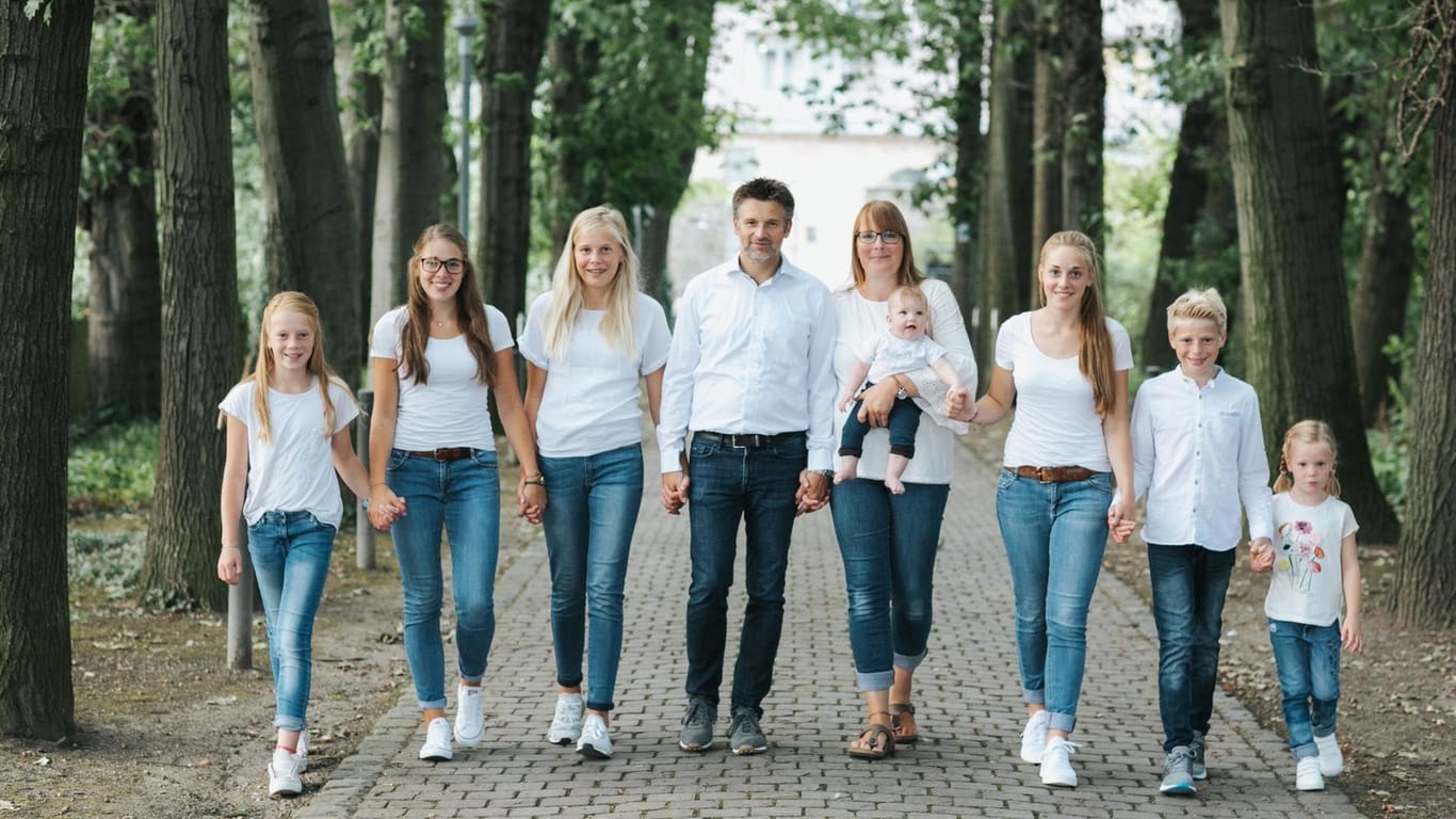 Familie Winterhoff mit ihrem siebten Kind Eva Mathilda im August 2019: Für das jüngste Kind der Familie hat Bundespräsident Steinmeier die Ehrenpartnerschaft übernommen.