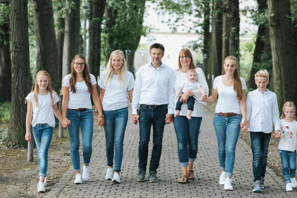 Familie Winterhoff mit ihrem siebten Kind Eva Mathilda im August 2019: Für das jüngste Kind der Familie hat Bundespräsident Steinmeier die Ehrenpartnerschaft übernommen.