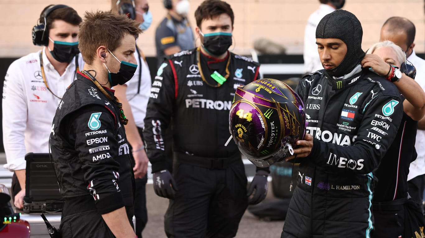 Formel-1-Weltmeister Lewis Hamilton (r.): Schon in der vergangenen Saison galten strikte Corona-Regeln.