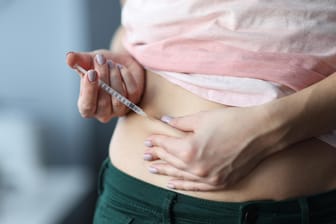 Eine Frau setzt sich eine Spritze in den Bauch. Bislang wurde Semaglutid nur zur begleitenden Behandlung von Diabetes Typ-2 eingesetzt. Doch eine Zulassung als Adipositas-Medikament ist bereits beantragt.