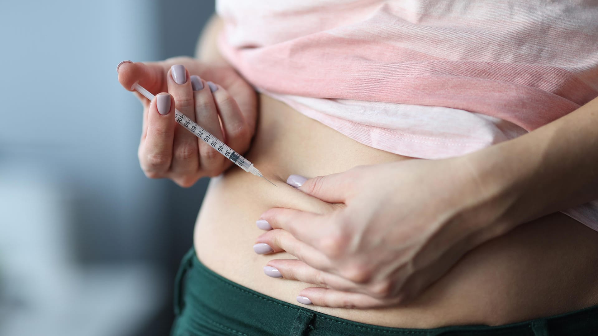 Eine Frau setzt sich eine Spritze in den Bauch. Bislang wurde Semaglutid nur zur begleitenden Behandlung von Diabetes Typ-2 eingesetzt. Doch eine Zulassung als Adipositas-Medikament ist bereits beantragt.