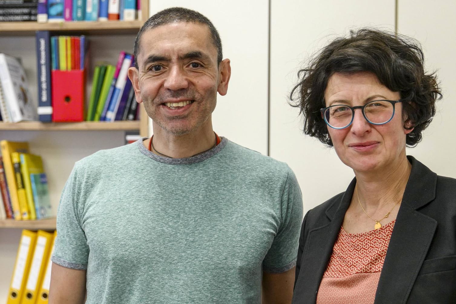 Uğur Şahin (l) und Özlem Türeci: Durch die Corona-Pandemie wurde das Gründerpaar von Biontech noch bekannter.