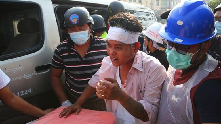 Gummigeschosse und scharfe Munition gegen friedliche Demonstranten: Berichten zufolge versucht die Militärjunta in Myanmar immer brutaler, die Proteste im Land niederzuschlagen.