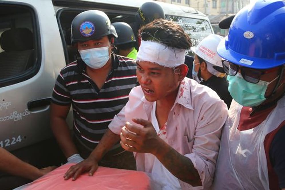 Gummigeschosse und scharfe Munition gegen friedliche Demonstranten: Berichten zufolge versucht die Militärjunta in Myanmar immer brutaler, die Proteste im Land niederzuschlagen.